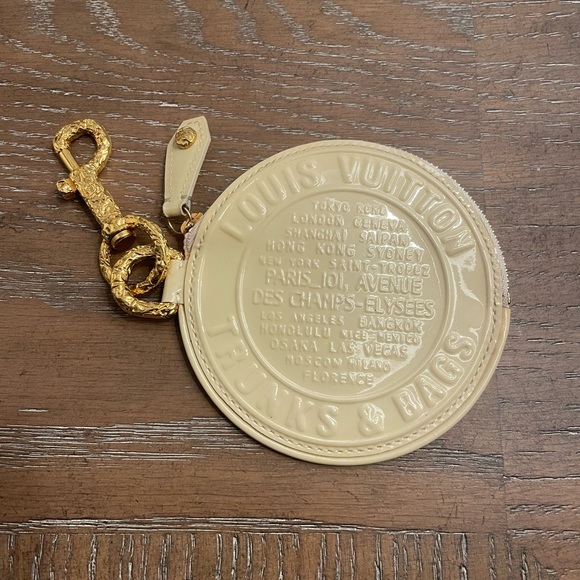 Louis Vuitton Keychain Coin Pouch - Picture 5 of 8